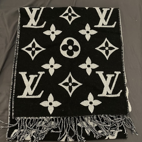 Authentic Simply LV scarf - Picture 3 of 6